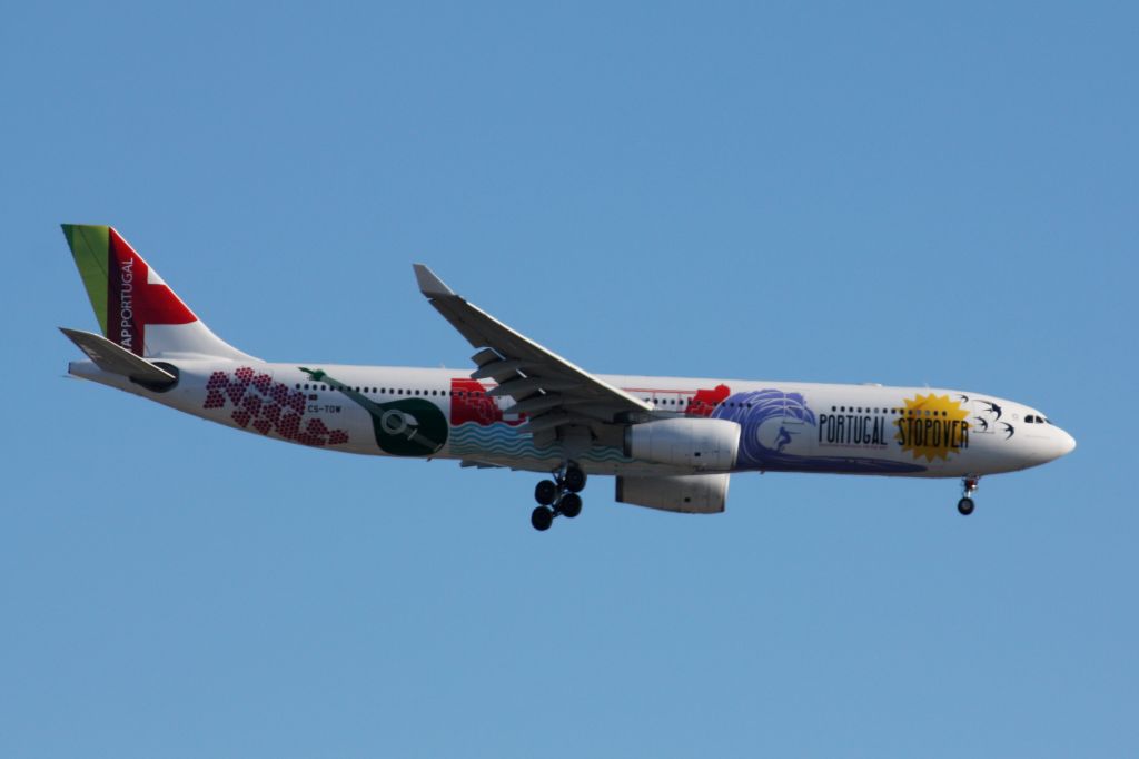 Airbus A330-300 (CS-TOW)