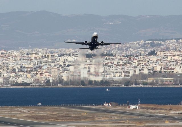 Boeing 737-800 (EI-DAH) - Take off from rwy 16.br /Ryanair Boeing 737-8AS