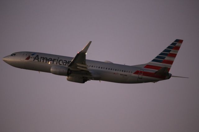 Boeing 737-800 (N956NN)