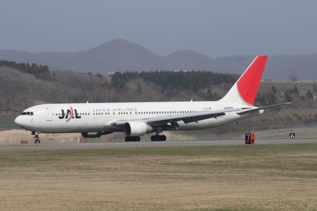 BOEING 767-300 (JA8269) - 25 April 2015;HND-HKD.