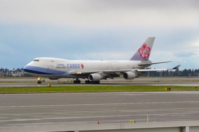 Boeing 747-400 (B-18719) - Flight delayed, so I’m consoled with this 747-400.