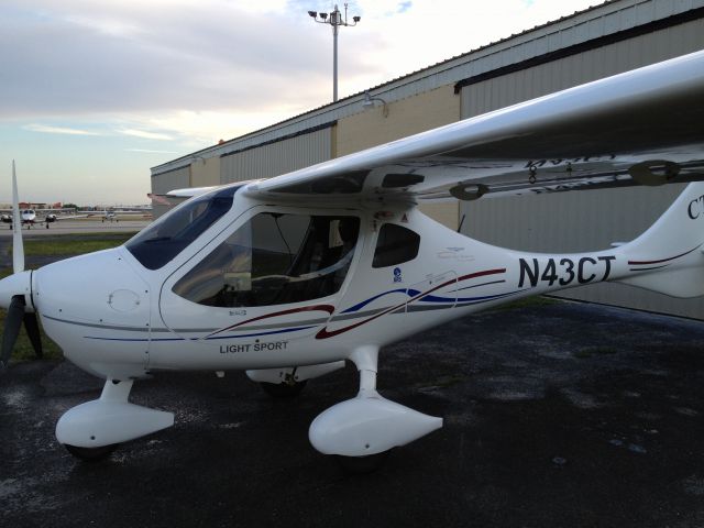 FLIGHT DESIGN CT (N43CT) - N43CT parked in front of hangar.