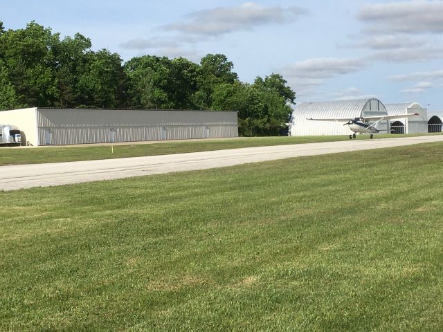 Cessna Skyhawk (N96218) - Morning take off