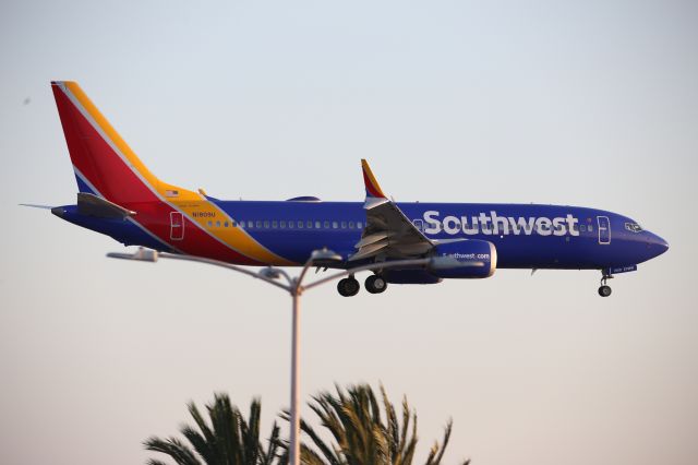 Boeing 737 MAX 8 (N1809U)