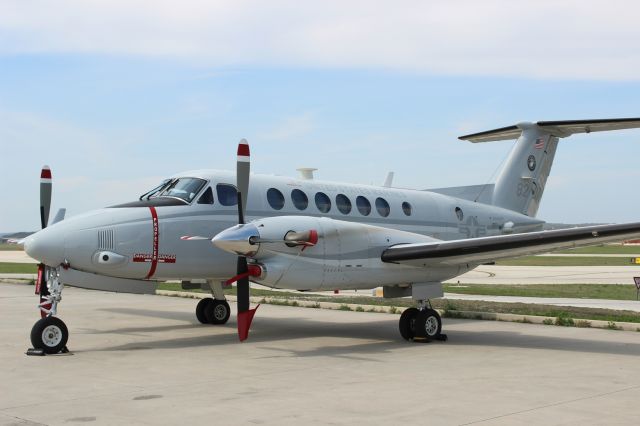 Beechcraft Super King Air 300 (16-8207)