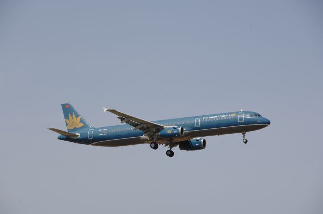 VN-A353 — - Final Approach to Narita Intl Airport R/W16L on 2011/5/9