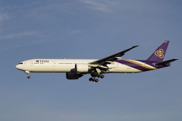 BOEING 777-300 (HS-TKT) - Final Approach to NRT Airport R/W34L on 2012/01/03
