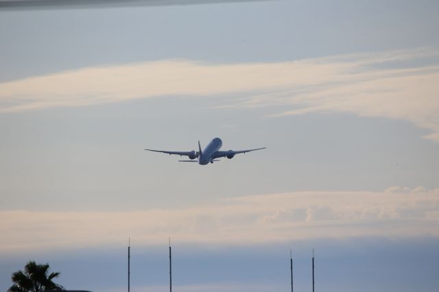 BOEING 777-300ER (B-18055)