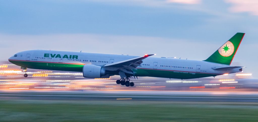 BOEING 777-300 (B-16709)