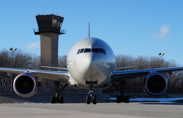 Boeing 777-200 (N846AX)