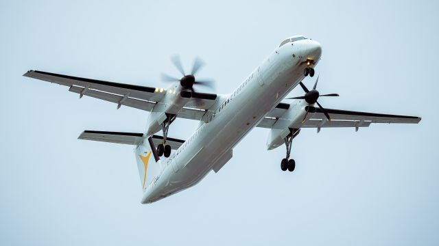 de Havilland Dash 8-400 (C-GPIX) - PVL3051 on final for RWY28 at CYYT squawking 7700 due to engine failure.