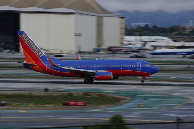 Boeing 737-700 (N235WN) - Imperial Highway, El Segundo Calif. rwy 7R