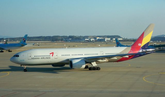 Boeing 777-200 (HL7500) - Asiana 777-28E/ER HL7500 just after sunrise at ICN on Nov 1, 2012.