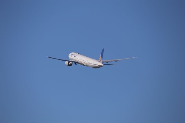 BOEING 777-300ER (N2333U)