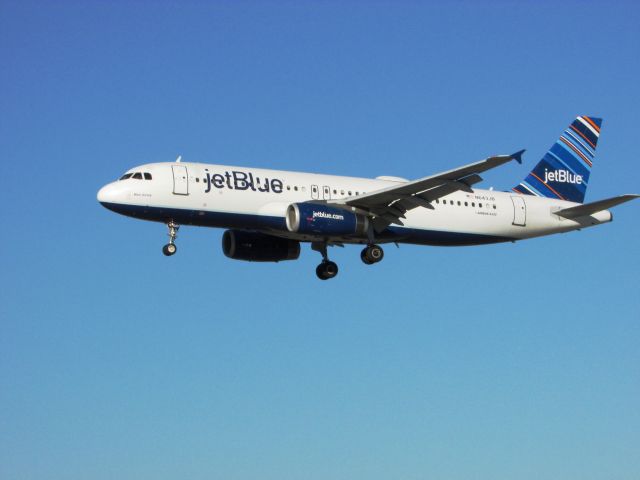 Airbus A320 (N643JB) - Landing RWY 30