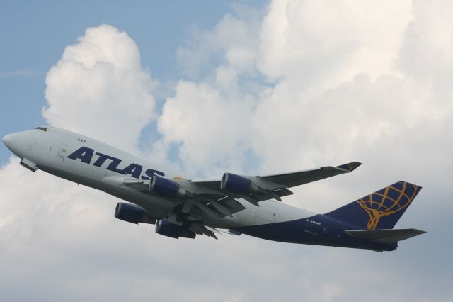 Boeing 747-200 (N499MC) - Departing Runway 27 Greater Cincinnati on a hot 93F Sunday afternoon.