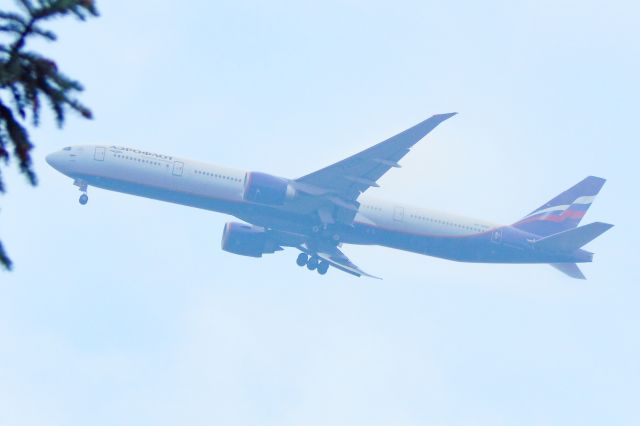 BOEING 777-300ER (RA-73158)