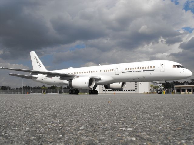 Boeing 757-200 (N610G) - Sittin pretty on the ramp!