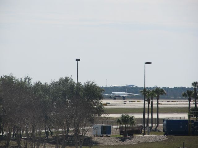 Airbus A321 (N185UW) - From gate 128 in KMCO terminal