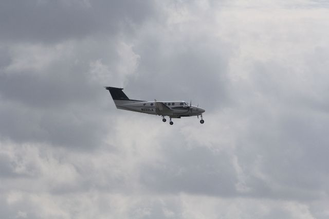 Beechcraft Super King Air 200 (N222LA) - King Air N222LA landing at KDFW