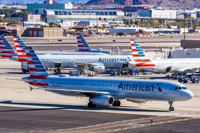 Airbus A321 (N561UW) - An American Airlines A321 taxiing at PHX on 2/10/23 during the Super Bowl rush. Taken with a Canon R7 and Canon EF 100-400 II L lens.