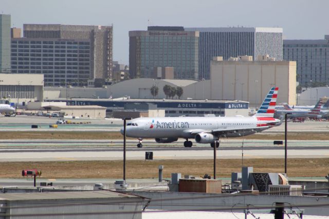 Airbus A321 (N133AN)