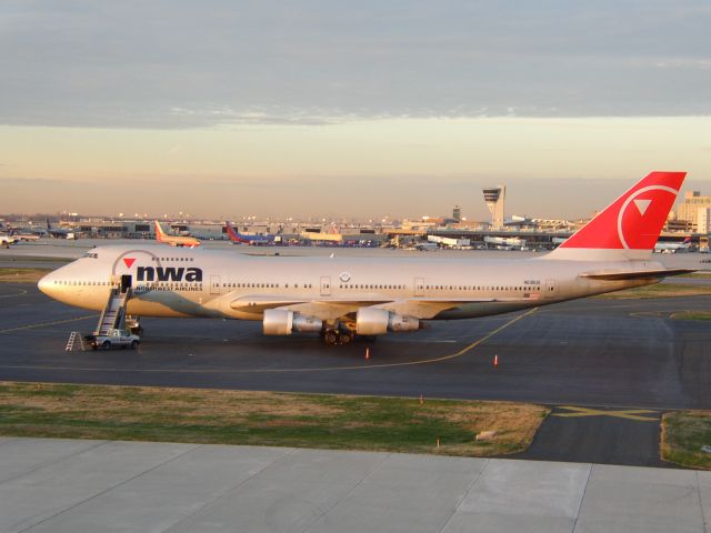 Boeing 747-200 (N638US)