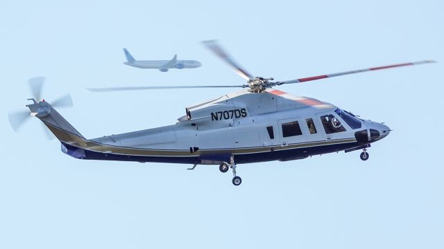 Sikorsky S-76 (N707DS) - An S-76 coming into JRA as a United B773 departs Newark in the background.