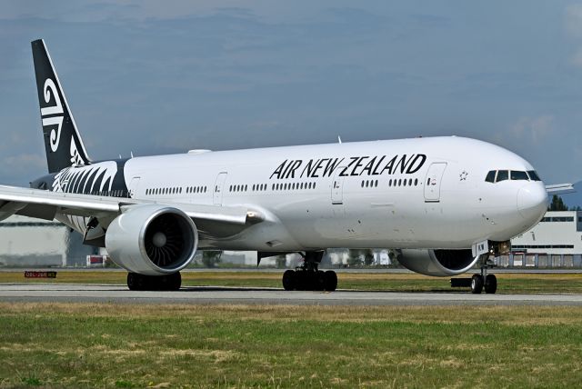 BOEING 777-300ER (ZK-OKW)
