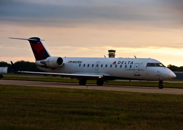 Canadair Regional Jet CRJ-200 (N927EV)
