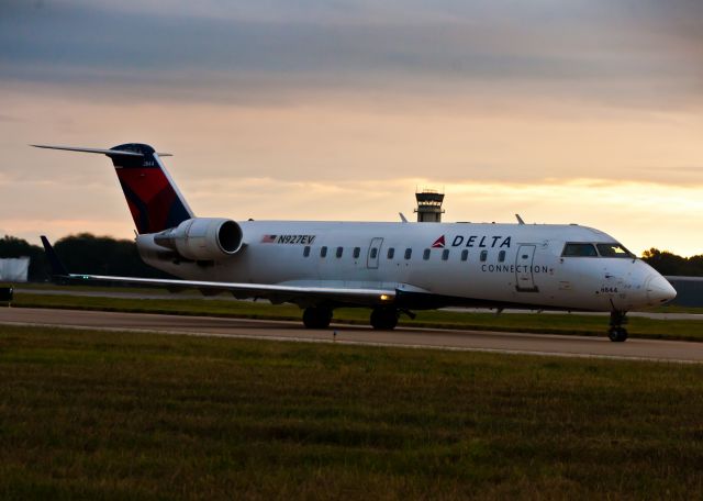 Canadair Regional Jet CRJ-200 (N927EV)