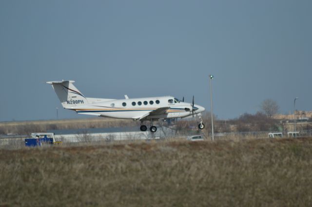 Beechcraft Super King Air 200 (N200PH) - N200PH landing at KFSD Runway 15.