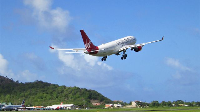 Airbus A330-200 (G-VMIK)