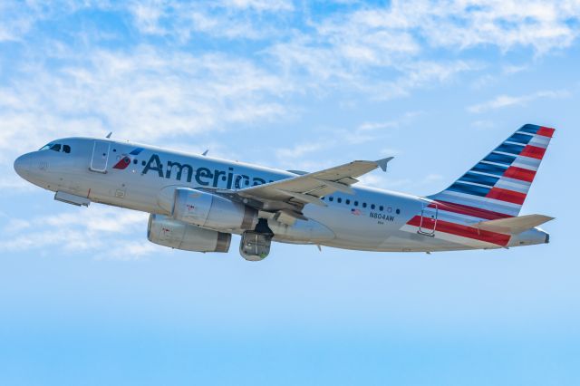 Airbus A319 (N804AW) - An American Airlines A319 taking off from PHX on 2/11/23 during the Super Bowl rush. Taken with a Canon R7 and Canon EF 100-400 II L lens.