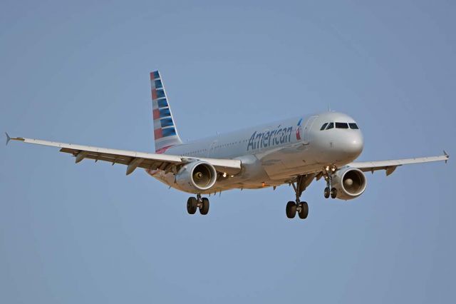 Airbus A321 (N155UW) - American Airbus A321-211 N155UW at Phoenix Sky Harbor on July 31, 2018.