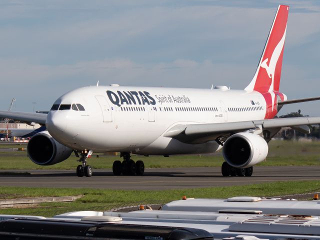 Airbus A330-300 (VH-EBK)
