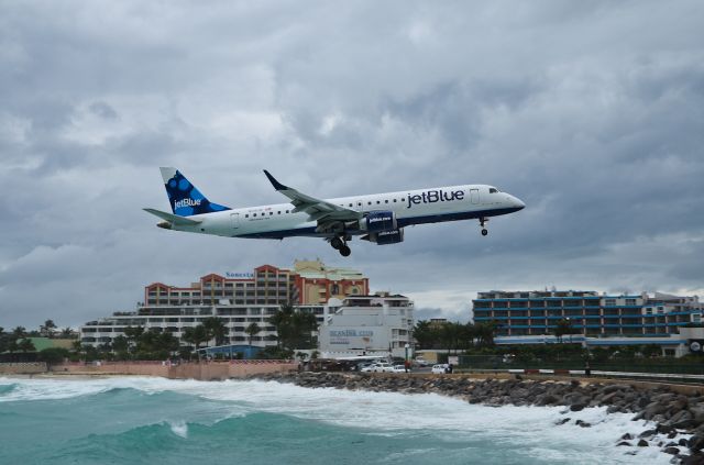 Embraer ERJ-190 (N318JB)