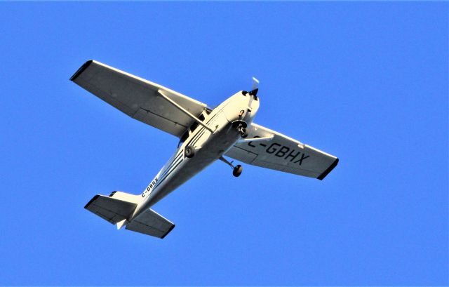 C-GBHX — - C-GBHX CESSNA SKYHAWK 172-K survolant le fleuve St-Laurent à Lavaltrie QC le 24-10-2021 à 16:18