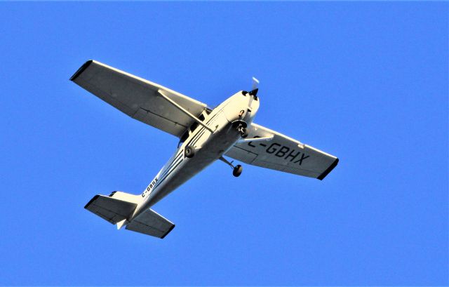 C-GBHX — - C-GBHX CESSNA SKYHAWK 172-K survolant le fleuve St-Laurent à Lavaltrie QC le 24-10-2021 à 16:18