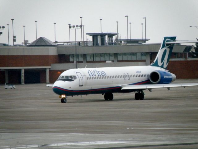 Boeing 717-200 (N983AT) - Citrus 1521, an AirTran Airways Boeing 717, taxis to the active at Blue Grass Airport (KLEX) ready to leave the snow for Orlando International (KMCO)...