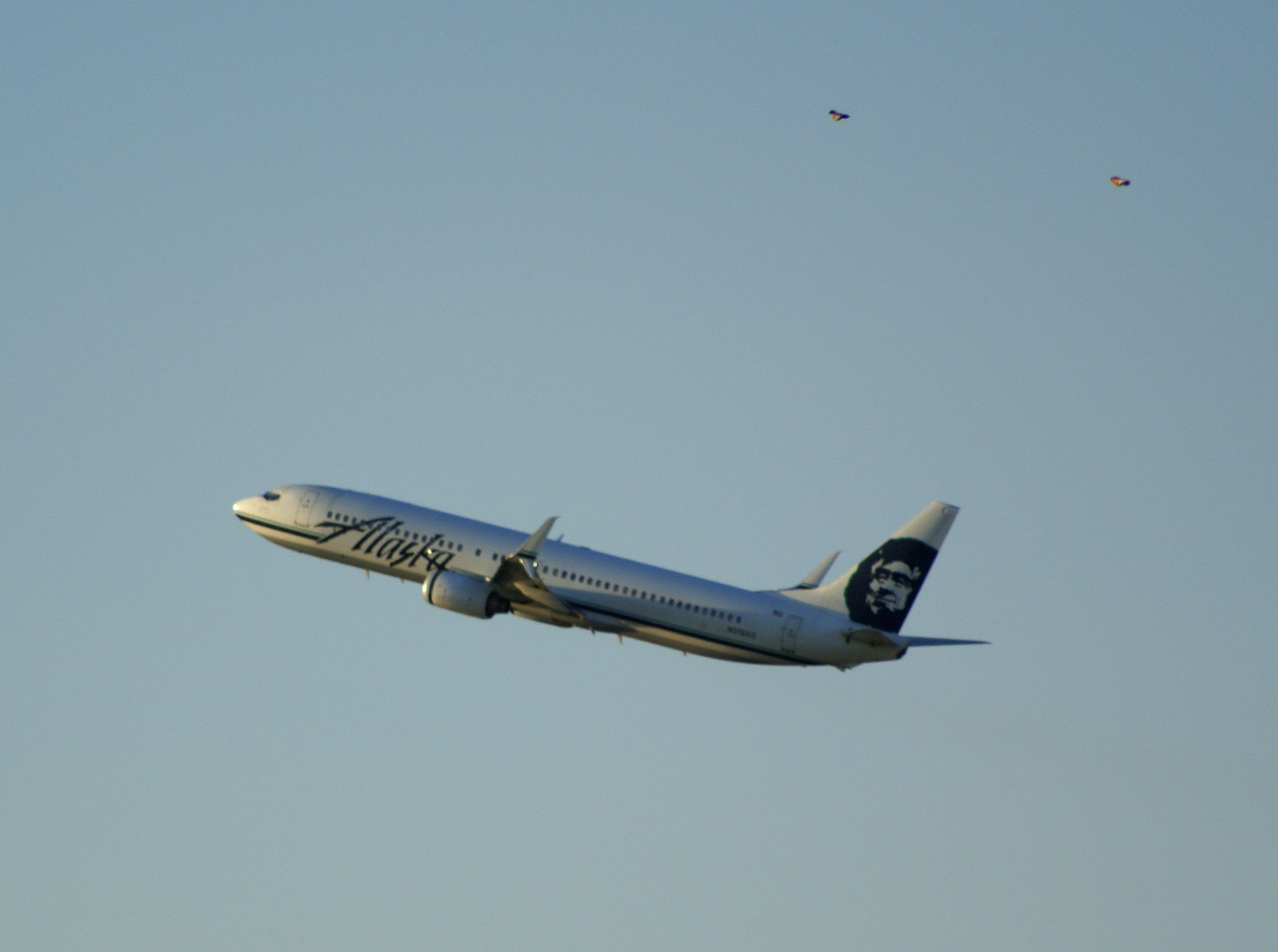 Boeing 737-800 (N319AS) - AS779 to SEA