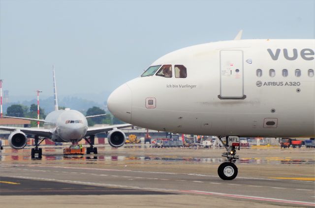 Airbus A320 (EC-MFL)