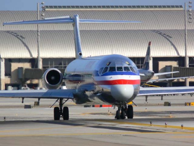 McDonnell Douglas MD-83 —