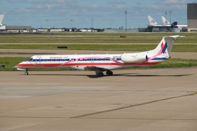 Embraer ERJ-145 (N690AE)