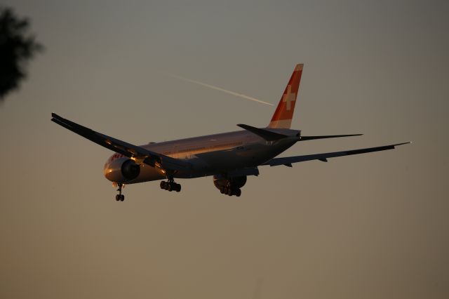 BOEING 777-300ER (HB-JNK)