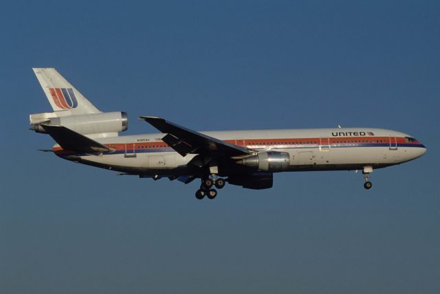 McDonnell Douglas DC-10 (N1859U) - Final Approach to Narita Intl Airport Rwy16 on 1990/11/24