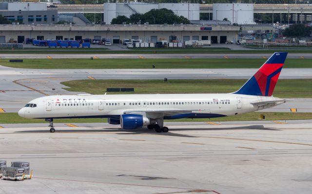 Boeing 757-200 (N671DN)
