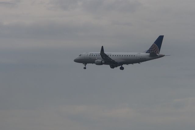 Embraer 170/175 (N211SY)