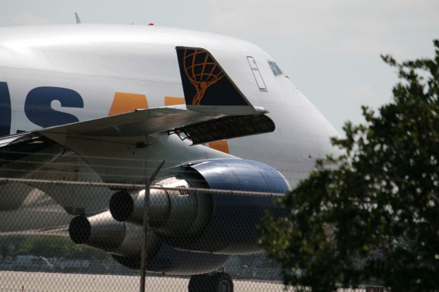 Boeing 747-400 (N475MC)