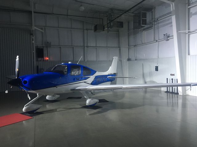 Cirrus SR-22 (N677CZ) - delivery hangar at Cirrus Vision centre